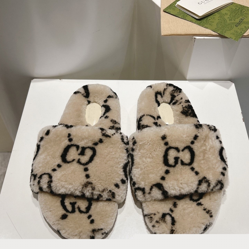 G*u*i slippers